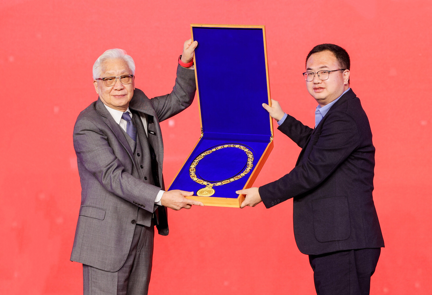 马兰花儿童声合唱团代表——河北省保定市阜平县副县长赵晓东从全山石手中接过华茂美堉奖金质奖章.jpg